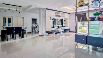 *****บ้านเดี่ยวมือสอง โครงการ คาซ่า เลเจ้นท์ พระราม5-ราชพฤกษ์ เนื้อที่กว้าง 57.40 ตร.ว. ฟังก์ชัน 4 ห้องนอน 3 ห้องน้ำ 2 ที่จอดรถ บ้านหลังใหญ่ พร้อมเข้าอยู่ บนทำเลเดินทางสะดวก เชื่อมต่อถนนนครอินทร์ ถนนบางกรวย-ไทรน้อย ถนนราชพฤกษ์ ใกล้รถไฟฟ้าสายสีม่วง "สถานีแยกติวานนท์" และจุดขึ้นทางด่วน "ศรีรัช"