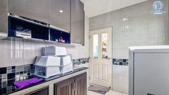 *****บ้านเดี่ยวมือสอง โครงการ คาซ่า เลเจ้นท์ พระราม5-ราชพฤกษ์ เนื้อที่กว้าง 57.40 ตร.ว. ฟังก์ชัน 4 ห้องนอน 3 ห้องน้ำ 2 ที่จอดรถ บ้านหลังใหญ่ พร้อมเข้าอยู่ บนทำเลเดินทางสะดวก เชื่อมต่อถนนนครอินทร์ ถนนบางกรวย-ไทรน้อย ถนนราชพฤกษ์ ใกล้รถไฟฟ้าสายสีม่วง "สถานีแยกติวานนท์" และจุดขึ้นทางด่วน "ศรีรัช"