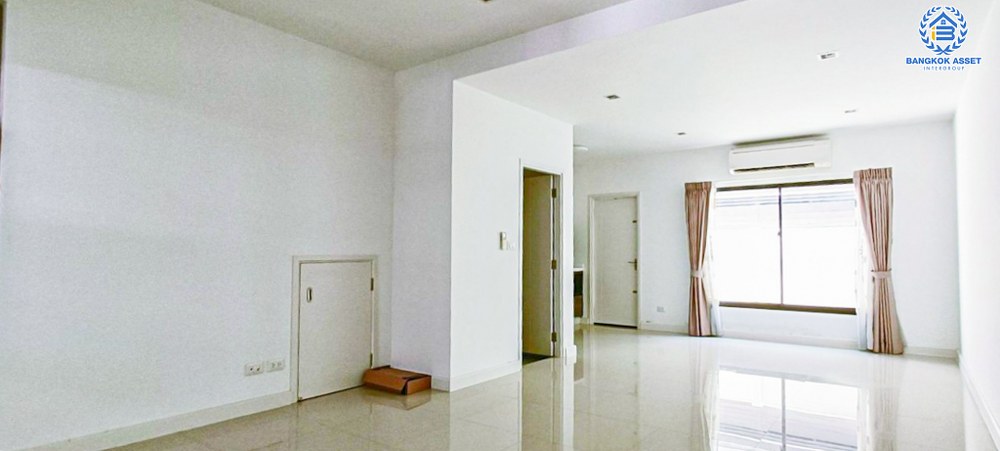 *****ทาวน์โฮม 3 ชั้นมือสอง โครงการ เพล็กซ์ วัชรพล เนื้อที่กว้าง 22 ตร.ว. ฟังก์ชัน 4 ห้องนอน 4 ห้องน้ำ 2 ที่จอดรถ บ้านเหมือนใหม่ โครงการร่มรื่น แถมฟรี! เครื่องปรับอากาศ บนทำเลดี เชื่อมต่อถนนร่วมมิตรพัฒนา ถนนรามอินทรา ถนนนวมินทร์ ใกล้เซ็นทรัล รามอินทรา และรถไฟฟ้าสายสีชมพู "สถานีวัชรพล"