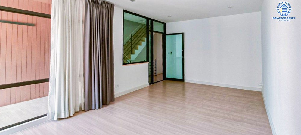 *****ทาวน์โฮม 3 ชั้นมือสอง โครงการ เพล็กซ์ วัชรพล เนื้อที่กว้าง 22 ตร.ว. ฟังก์ชัน 4 ห้องนอน 4 ห้องน้ำ 2 ที่จอดรถ บ้านเหมือนใหม่ โครงการร่มรื่น แถมฟรี! เครื่องปรับอากาศ บนทำเลดี เชื่อมต่อถนนร่วมมิตรพัฒนา ถนนรามอินทรา ถนนนวมินทร์ ใกล้เซ็นทรัล รามอินทรา และรถไฟฟ้าสายสีชมพู "สถานีวัชรพล"