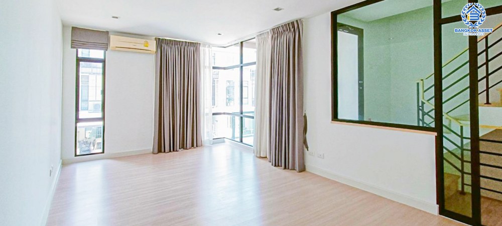 *****ทาวน์โฮม 3 ชั้นมือสอง โครงการ เพล็กซ์ วัชรพล เนื้อที่กว้าง 22 ตร.ว. ฟังก์ชัน 4 ห้องนอน 4 ห้องน้ำ 2 ที่จอดรถ บ้านเหมือนใหม่ โครงการร่มรื่น แถมฟรี! เครื่องปรับอากาศ บนทำเลดี เชื่อมต่อถนนร่วมมิตรพัฒนา ถนนรามอินทรา ถนนนวมินทร์ ใกล้เซ็นทรัล รามอินทรา และรถไฟฟ้าสายสีชมพู "สถานีวัชรพล"