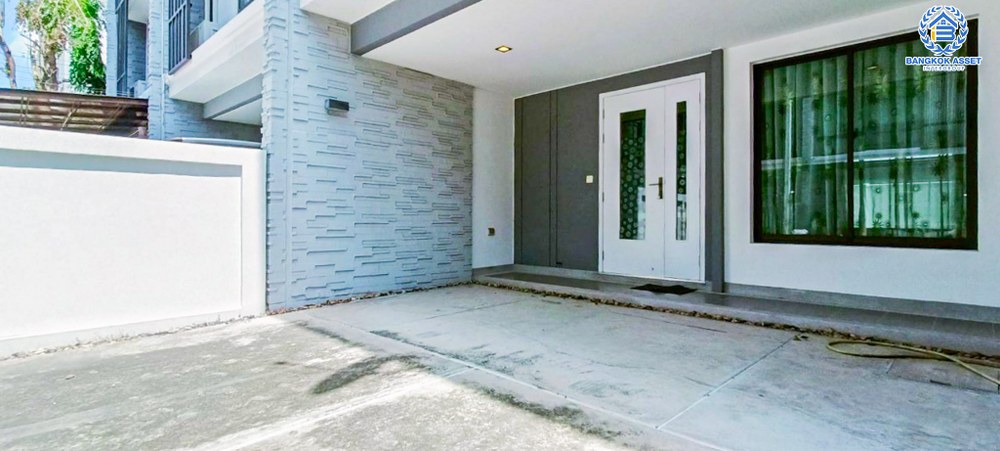 *****ทาวน์โฮม 3 ชั้นมือสอง โครงการ เพล็กซ์ วัชรพล เนื้อที่กว้าง 22 ตร.ว. ฟังก์ชัน 4 ห้องนอน 4 ห้องน้ำ 2 ที่จอดรถ บ้านเหมือนใหม่ โครงการร่มรื่น แถมฟรี! เครื่องปรับอากาศ บนทำเลดี เชื่อมต่อถนนร่วมมิตรพัฒนา ถนนรามอินทรา ถนนนวมินทร์ ใกล้เซ็นทรัล รามอินทรา และรถไฟฟ้าสายสีชมพู "สถานีวัชรพล"