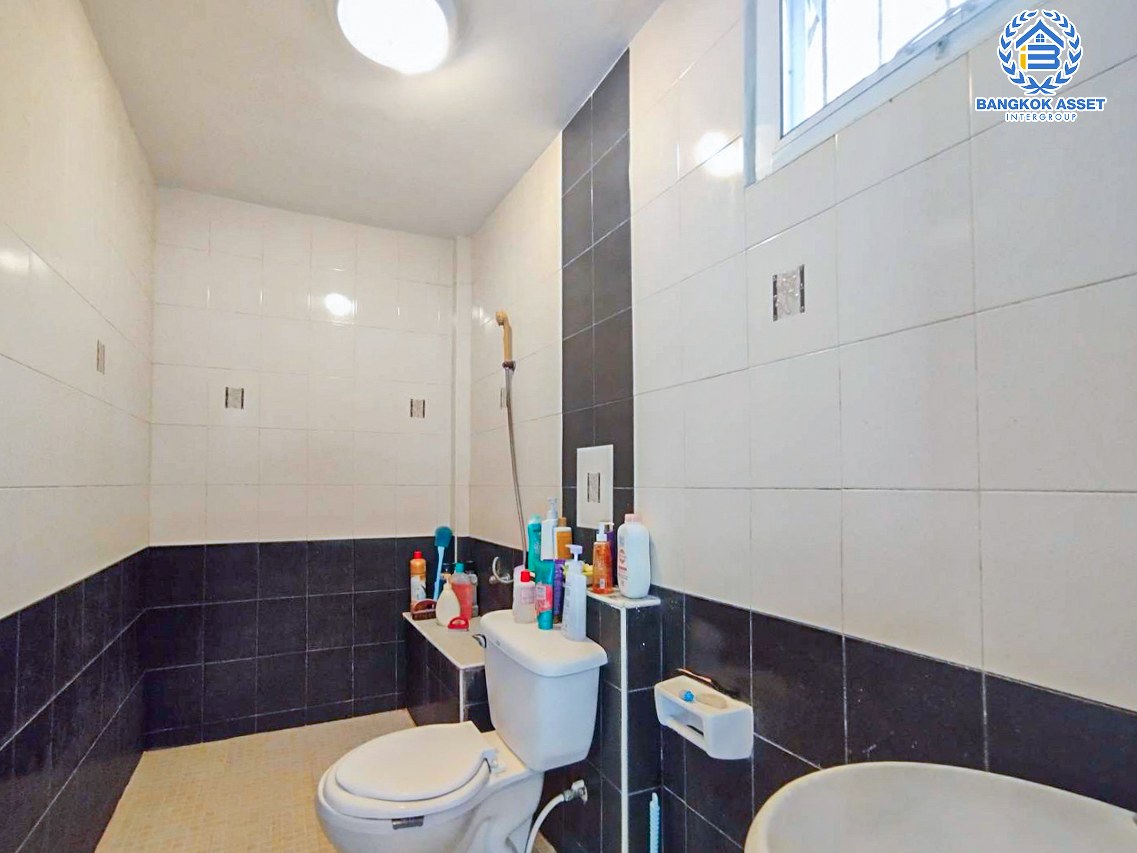 *****บ้านเดี่ยวมือสองกรุงเทพมหานคร โครงการ สุขใจ สุขุมวิท เนื้อที่กว้างขวางถึง 71 ตร.ว. ฟังก์ชัน 3 ห้องนอน 3 ห้องน้ำ 2 ที่จอดรถ แถมฟรี! 3 เครื่องปรับอากาศ 2 เครื่องทำน้ำอุ่น บนทำเลเดินทางสะดวก เชื่อมต่อถนนสุขุมวิท ใกล้รถไฟฟ้าสายสีเขียว "สถานีปุณณวิถี" และทางด่วน "รามอินทรา-อาจณรงค์"