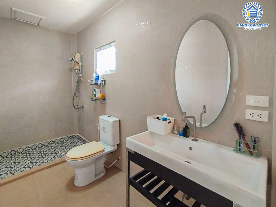 *****บ้านเดี่ยวมือสองกรุงเทพมหานคร โครงการ สุขใจ สุขุมวิท เนื้อที่กว้างขวางถึง 71 ตร.ว. ฟังก์ชัน 3 ห้องนอน 3 ห้องน้ำ 2 ที่จอดรถ แถมฟรี! 3 เครื่องปรับอากาศ 2 เครื่องทำน้ำอุ่น บนทำเลเดินทางสะดวก เชื่อมต่อถนนสุขุมวิท ใกล้รถไฟฟ้าสายสีเขียว "สถานีปุณณวิถี" และทางด่วน "รามอินทรา-อาจณรงค์"