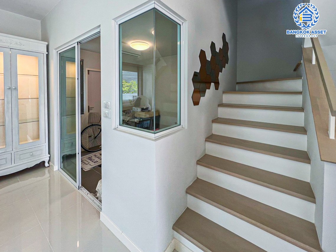 *****บ้านแฝดมือสองสมุทรปราการ โครงการ วิลลาจจิโอ ประชาอุทิศ90 หลังมุม! เนื้อที่กว้าง 36.6 ตร.ว. ฟังก์ชัน 3 ห้องนอน 2 ห้องน้ำ 2 ที่จอดรถ บ้านสภาพใหม่มาก ไม่เคยเข้าอยู่ บนทำเลแห่งการเดินทาง เชื่อมต่อถนนประชาอุทิศ ใกล้รถไฟฟ้าสายสีม่วง "สถานีครุใน" และทางด่วน "เฉลิมมหานคร"