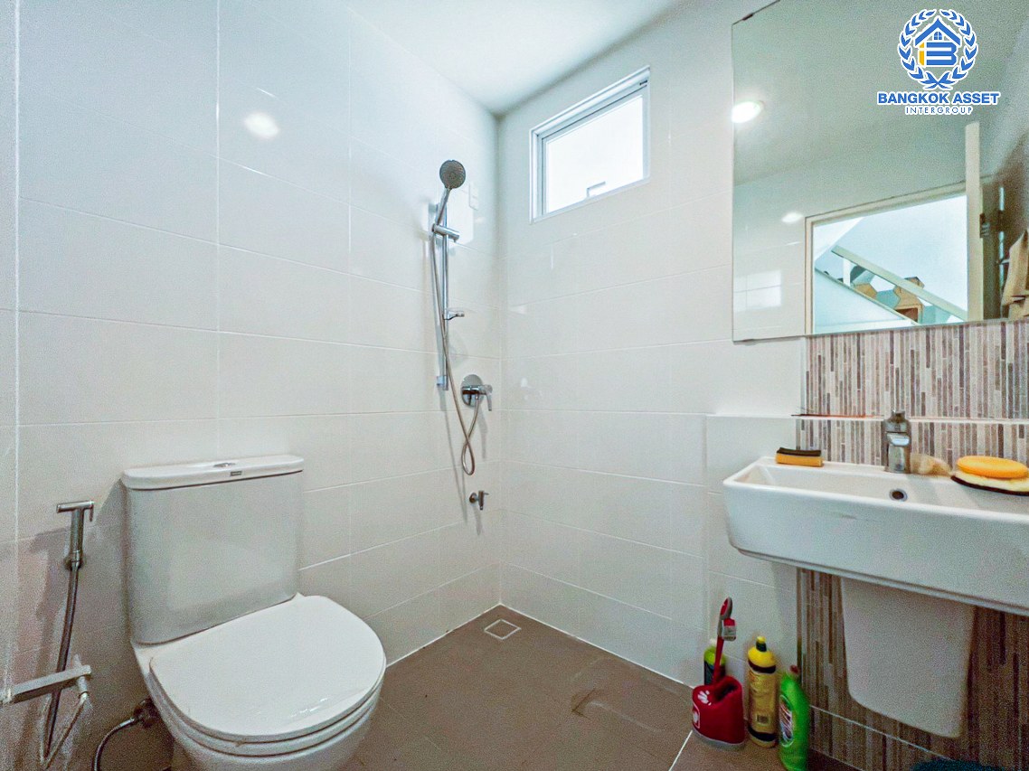 *****บ้านแฝดมือสองสมุทรปราการ โครงการ วิลลาจจิโอ ประชาอุทิศ90 หลังมุม! เนื้อที่กว้าง 36.6 ตร.ว. ฟังก์ชัน 3 ห้องนอน 2 ห้องน้ำ 2 ที่จอดรถ บ้านสภาพใหม่มาก ไม่เคยเข้าอยู่ บนทำเลแห่งการเดินทาง เชื่อมต่อถนนประชาอุทิศ ใกล้รถไฟฟ้าสายสีม่วง "สถานีครุใน" และทางด่วน "เฉลิมมหานคร"