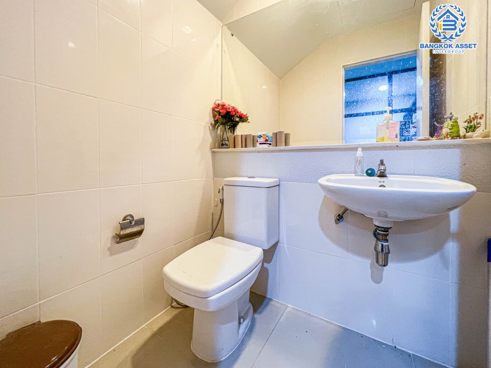 *****ทาวน์โฮมมือสอง โครงการ บ้านกลางเมือง รัตนาธิเบศร์ เนื้อที่กว้าง 18.10 ตร.ว. บ้านสไตล์ Home Office หน้าบ้านไม่ชนกับใคร พร้อมฟังก์ชัน 3 ห้องนอน 3 ห้องน้ำ ที่จอดรถ 2 คัน บนทำเลแห่งการเดินทาง ใกล้รถไฟฟ้าสายสีม่วง "สถานีบางกระสอ" และทางด่วน "ศรีรัช"