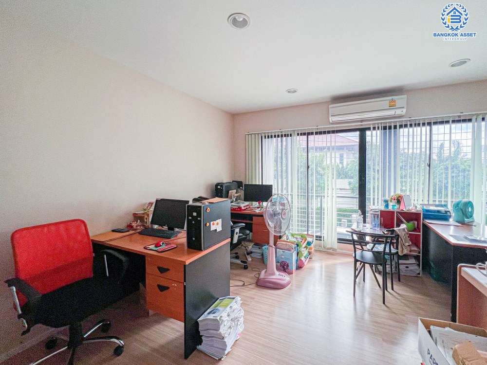 *****ทาวน์โฮมมือสอง โครงการ บ้านกลางเมือง รัตนาธิเบศร์ เนื้อที่กว้าง 18.10 ตร.ว. บ้านสไตล์ Home Office หน้าบ้านไม่ชนกับใคร พร้อมฟังก์ชัน 3 ห้องนอน 3 ห้องน้ำ ที่จอดรถ 2 คัน บนทำเลแห่งการเดินทาง ใกล้รถไฟฟ้าสายสีม่วง "สถานีบางกระสอ" และทางด่วน "ศรีรัช"