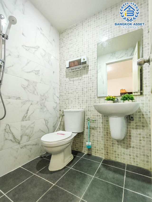 ทาวน์เฮ้าส์มือสองนนทบุรี โครงการ เดอะทรัสต์ ราชพฤกษ์-รัตนาธิเบศร์ เนื้อที่ 18.3 ตร.ว. ฟังก์ชัน 3 ห้องนอน 2 ห้องน้ำ 2 ที่จอดรถ แถมฟรี! 2 เครื่องปรับอากาศ  บนทำเลติดถนนราชพฤกษ์ ใกล้รถไฟฟ้าสายสีม่วง "สถานีบางรักน้อยท่าอิฐ" และจุดขึ้นทางด่วน "ศรีรัช"