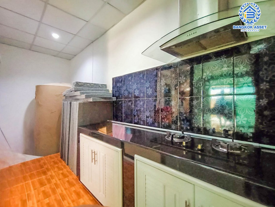 ทาวน์เฮ้าส์มือสองนนทบุรี โครงการ เดอะทรัสต์ ราชพฤกษ์-รัตนาธิเบศร์ เนื้อที่ 18.3 ตร.ว. ฟังก์ชัน 3 ห้องนอน 2 ห้องน้ำ 2 ที่จอดรถ แถมฟรี! 2 เครื่องปรับอากาศ  บนทำเลติดถนนราชพฤกษ์ ใกล้รถไฟฟ้าสายสีม่วง "สถานีบางรักน้อยท่าอิฐ" และจุดขึ้นทางด่วน "ศรีรัช"