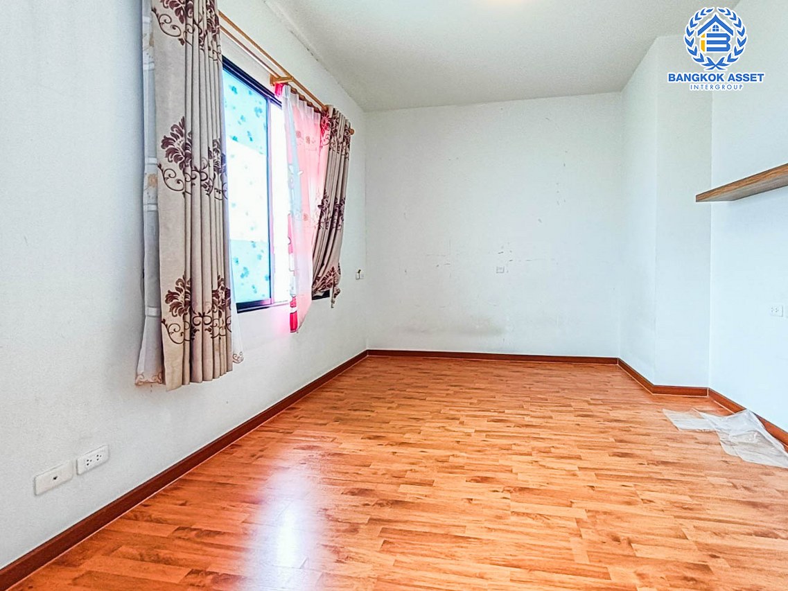 ทาวน์เฮ้าส์มือสองนนทบุรี โครงการ เดอะทรัสต์ ราชพฤกษ์-รัตนาธิเบศร์ เนื้อที่ 18.3 ตร.ว. ฟังก์ชัน 3 ห้องนอน 2 ห้องน้ำ 2 ที่จอดรถ แถมฟรี! 2 เครื่องปรับอากาศ  บนทำเลติดถนนราชพฤกษ์ ใกล้รถไฟฟ้าสายสีม่วง "สถานีบางรักน้อยท่าอิฐ" และจุดขึ้นทางด่วน "ศรีรัช"