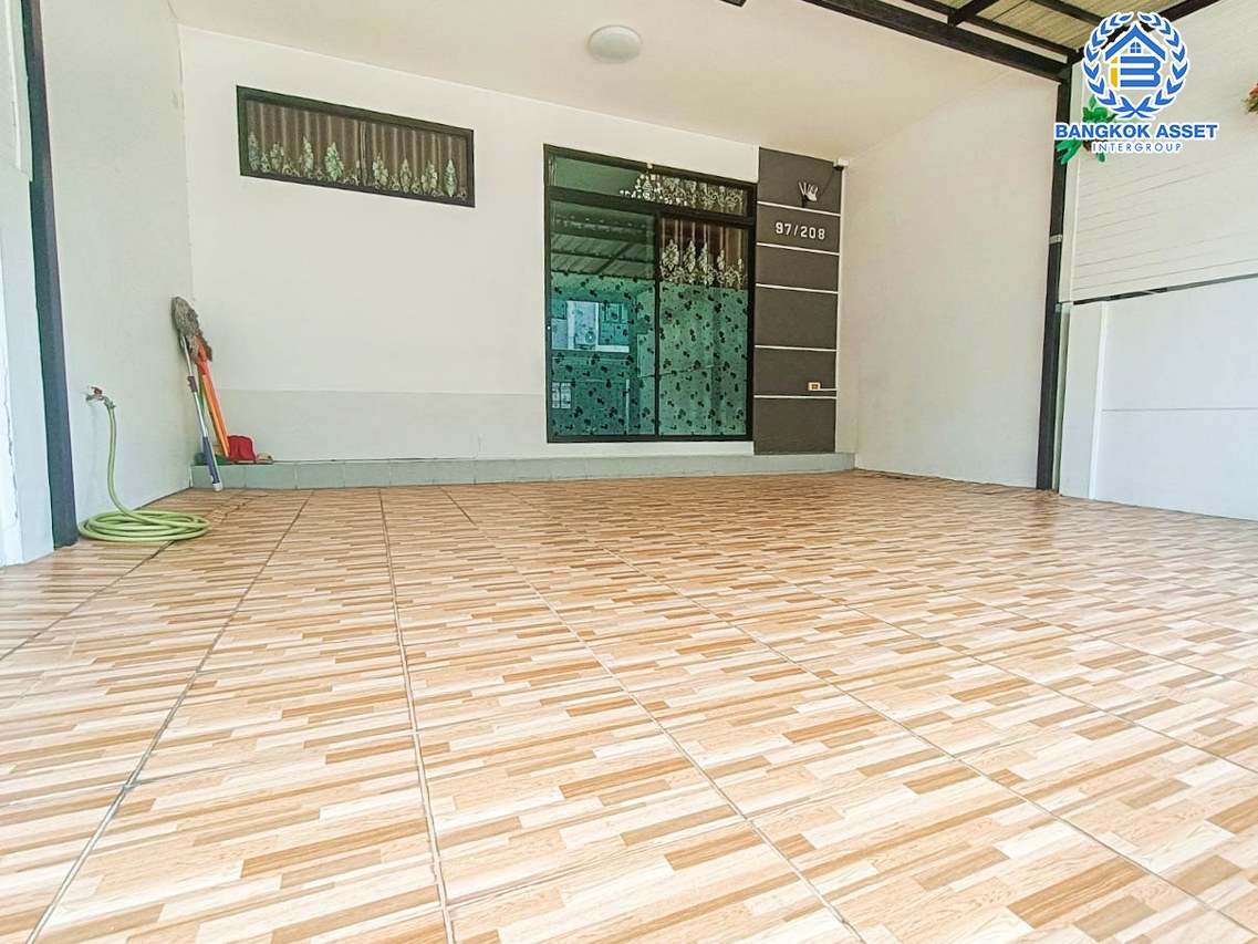 ทาวน์เฮ้าส์มือสองนนทบุรี โครงการ เดอะทรัสต์ ราชพฤกษ์-รัตนาธิเบศร์ เนื้อที่ 18.3 ตร.ว. ฟังก์ชัน 3 ห้องนอน 2 ห้องน้ำ 2 ที่จอดรถ แถมฟรี! 2 เครื่องปรับอากาศ  บนทำเลติดถนนราชพฤกษ์ ใกล้รถไฟฟ้าสายสีม่วง "สถานีบางรักน้อยท่าอิฐ" และจุดขึ้นทางด่วน "ศรีรัช"