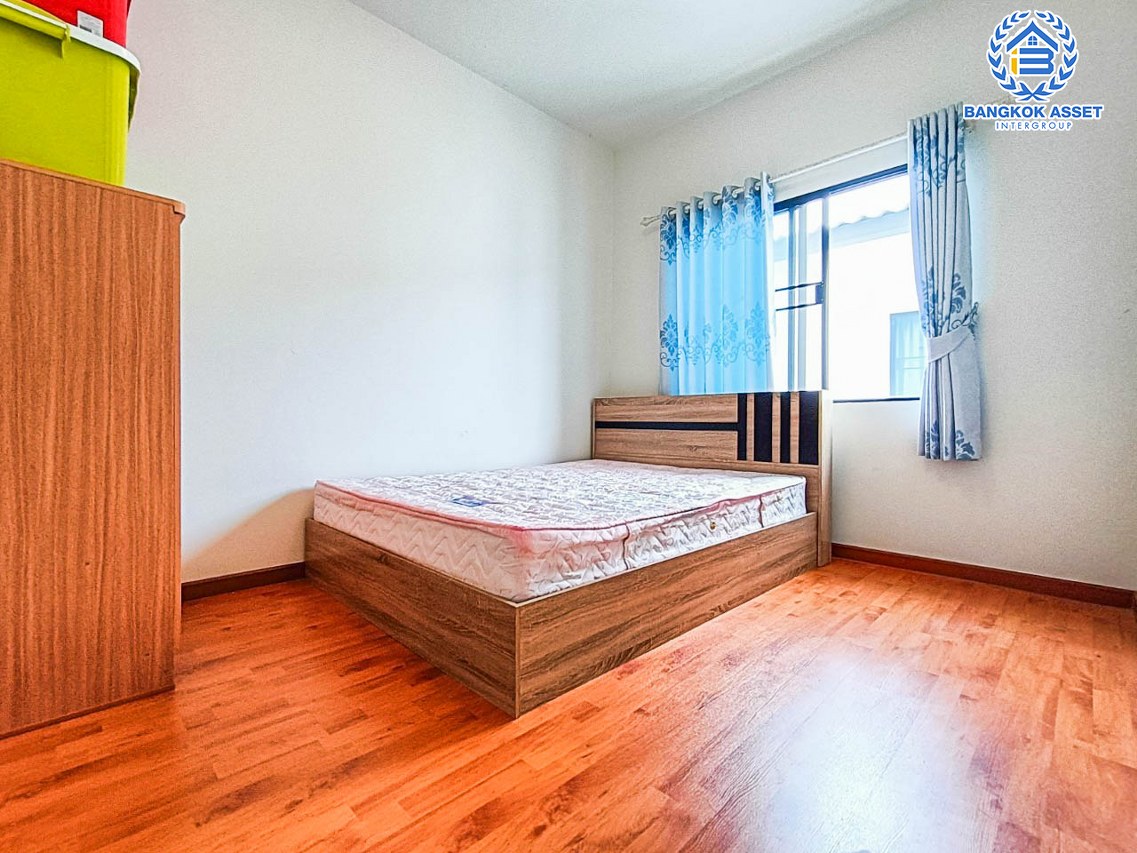 ทาวน์เฮ้าส์มือสองนนทบุรี โครงการ เดอะทรัสต์ ราชพฤกษ์-รัตนาธิเบศร์ เนื้อที่ 18.3 ตร.ว. ฟังก์ชัน 3 ห้องนอน 2 ห้องน้ำ 2 ที่จอดรถ แถมฟรี! 2 เครื่องปรับอากาศ  บนทำเลติดถนนราชพฤกษ์ ใกล้รถไฟฟ้าสายสีม่วง "สถานีบางรักน้อยท่าอิฐ" และจุดขึ้นทางด่วน "ศรีรัช"