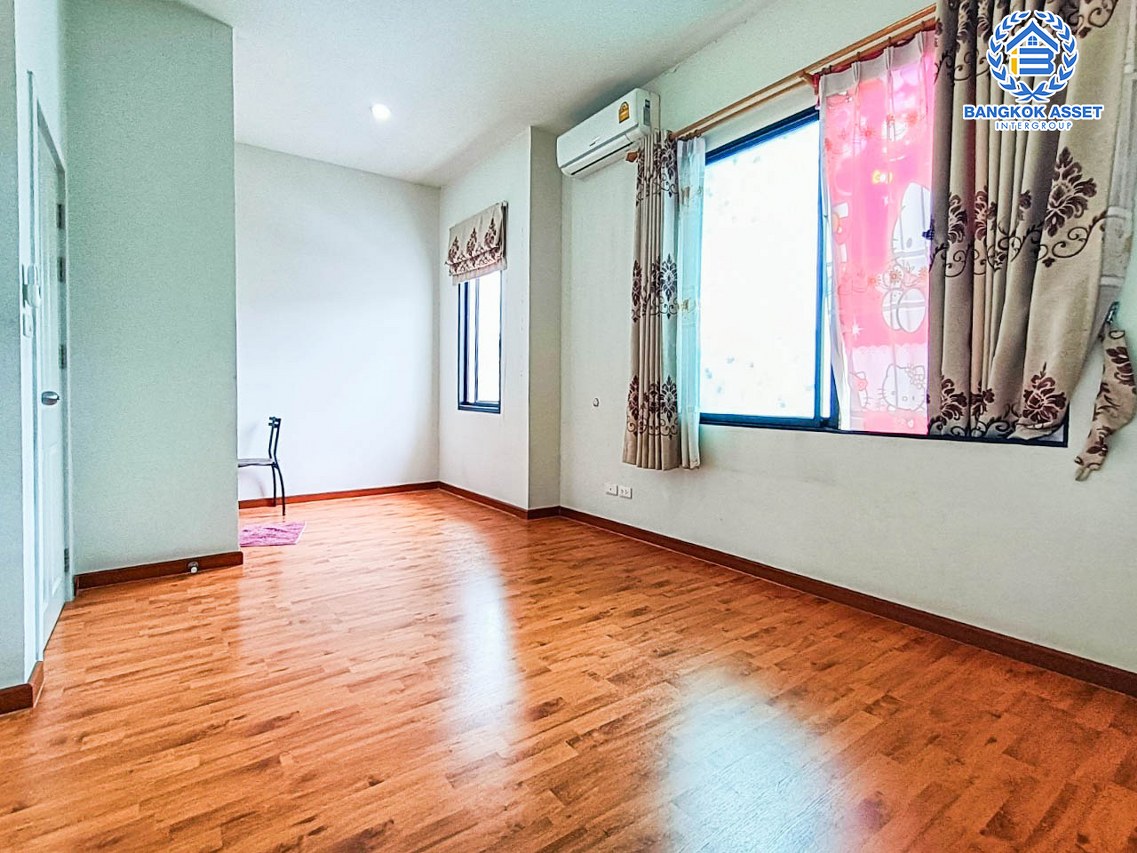 ทาวน์เฮ้าส์มือสองนนทบุรี โครงการ เดอะทรัสต์ ราชพฤกษ์-รัตนาธิเบศร์ เนื้อที่ 18.3 ตร.ว. ฟังก์ชัน 3 ห้องนอน 2 ห้องน้ำ 2 ที่จอดรถ แถมฟรี! 2 เครื่องปรับอากาศ  บนทำเลติดถนนราชพฤกษ์ ใกล้รถไฟฟ้าสายสีม่วง "สถานีบางรักน้อยท่าอิฐ" และจุดขึ้นทางด่วน "ศรีรัช"