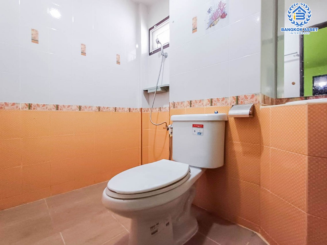 *****ทาวน์โฮม 3 ชั้นมือสองกรุงเทพมหานคร หมู่บ้าน สิชล กาญจนาภิเษก เนื้อที่กว้างมากถึง 27.7 ตร.ว. ฟังก์ชัน 4 ห้องนอน 3 ห้องน้ำ 1 ที่จอดรถ แถมฟรี! 2 เครื่องปรับอากาศ บนทำเลเดินทางสะดวก เชื่อมต่อถนนกัลปพฤกษ์, ถนนกาญจนาภิเษก, ถนนเพชรเกษม จองด่วน!