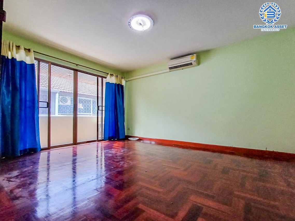 *****ทาวน์โฮม 3 ชั้นมือสองกรุงเทพมหานคร หมู่บ้าน สิชล กาญจนาภิเษก เนื้อที่กว้างมากถึง 27.7 ตร.ว. ฟังก์ชัน 4 ห้องนอน 3 ห้องน้ำ 1 ที่จอดรถ แถมฟรี! 2 เครื่องปรับอากาศ บนทำเลเดินทางสะดวก เชื่อมต่อถนนกัลปพฤกษ์, ถนนกาญจนาภิเษก, ถนนเพชรเกษม จองด่วน!