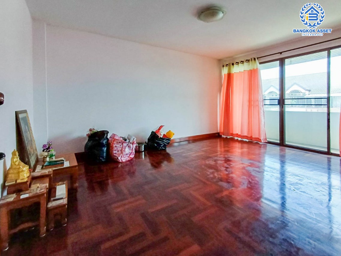 *****ทาวน์โฮม 3 ชั้นมือสองกรุงเทพมหานคร หมู่บ้าน สิชล กาญจนาภิเษก เนื้อที่กว้างมากถึง 27.7 ตร.ว. ฟังก์ชัน 4 ห้องนอน 3 ห้องน้ำ 1 ที่จอดรถ แถมฟรี! 2 เครื่องปรับอากาศ บนทำเลเดินทางสะดวก เชื่อมต่อถนนกัลปพฤกษ์, ถนนกาญจนาภิเษก, ถนนเพชรเกษม จองด่วน!