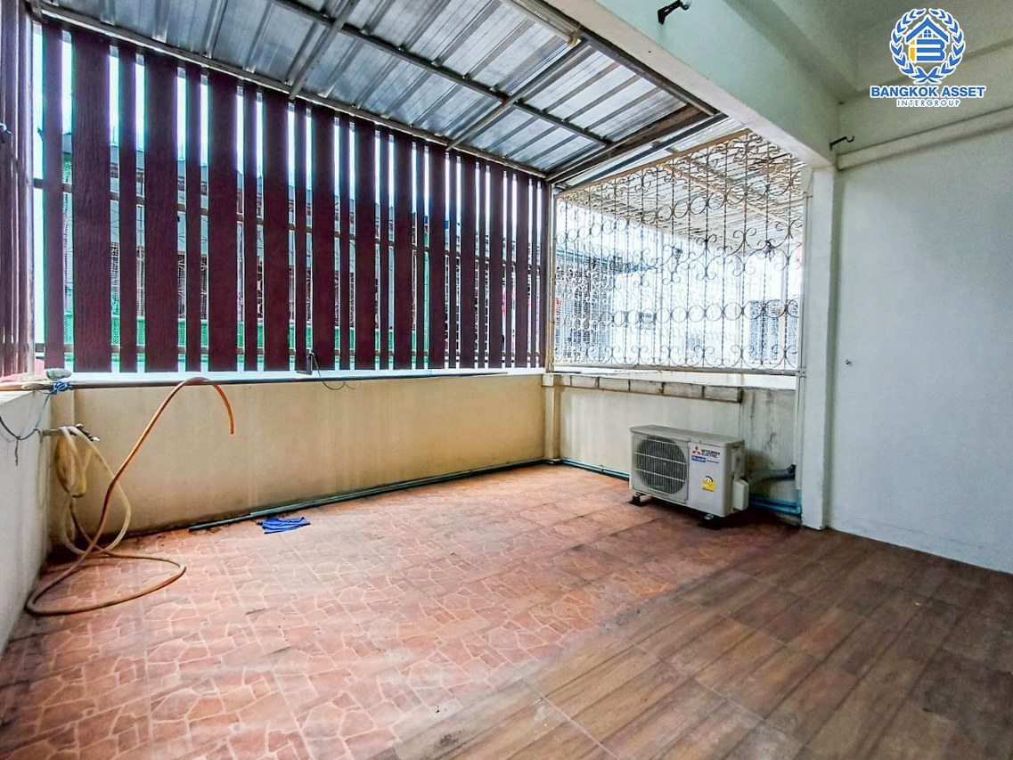 *****ทาวน์โฮม 3 ชั้นมือสองกรุงเทพมหานคร หมู่บ้าน สิชล กาญจนาภิเษก เนื้อที่กว้างมากถึง 27.7 ตร.ว. ฟังก์ชัน 4 ห้องนอน 3 ห้องน้ำ 1 ที่จอดรถ แถมฟรี! 2 เครื่องปรับอากาศ บนทำเลเดินทางสะดวก เชื่อมต่อถนนกัลปพฤกษ์, ถนนกาญจนาภิเษก, ถนนเพชรเกษม จองด่วน!