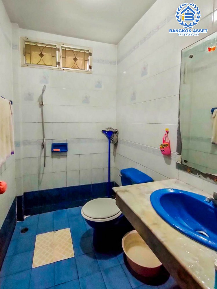 *****บ้านเดี่ยวมือสอง โครงการ ดิเอมเมอรัลด์การ์เด้นท์ แอนด์ สปอร์ตคลับ ราชพฤกษ์ หลังมุม เนื้อที่กว่า 61.70 ตร.ว. ฟังก์ชัน 3 ห้องนอน 2 ห้องน้ำ 1 ที่จอดรถ บรรยากาศเป็นส่วนตัว บนทำเลเชื่อมต่อถนนราชพฤกษ์ ถนนพระราม5 ถนนนครอินทร์ ถนนรัตนาธิเบศร์ ใกล้รถไฟฟ้าสายสีม่วง "สถานีบางรักใหญ่" ใกล้จุดขึ้นทางด่วน "แจ้งวัฒนะ"