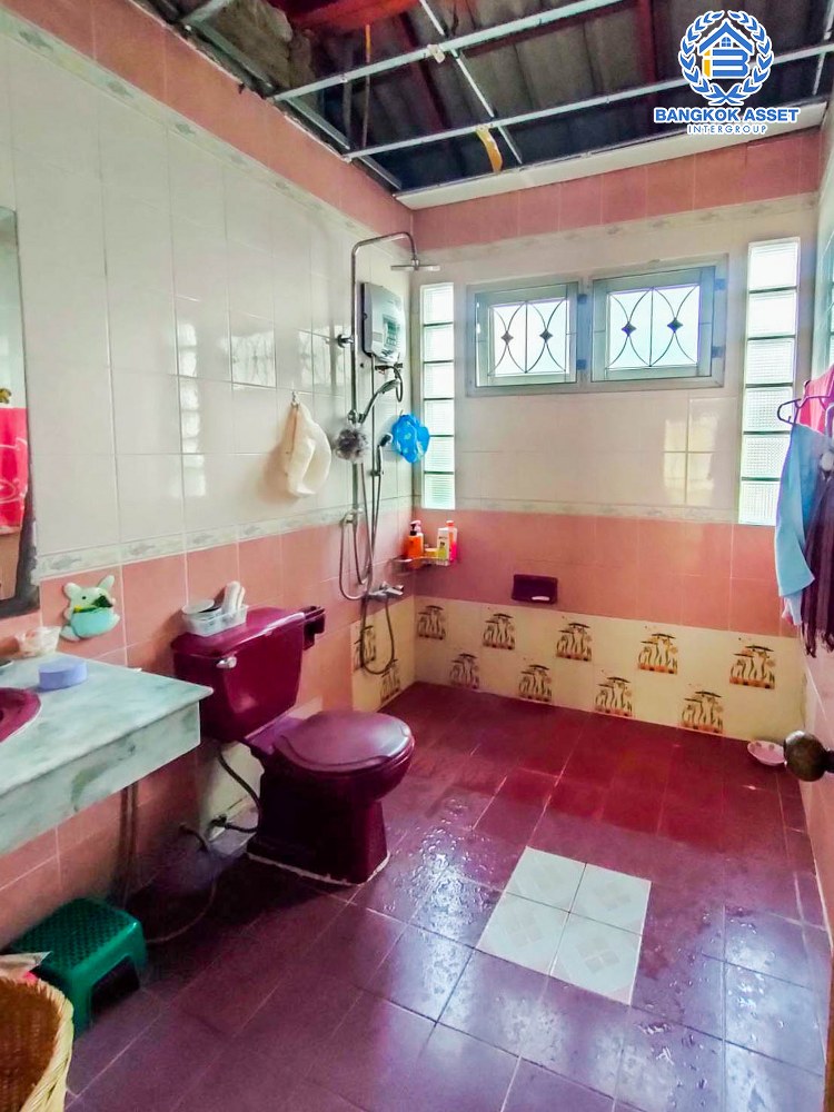 *****บ้านเดี่ยวมือสอง โครงการ ดิเอมเมอรัลด์การ์เด้นท์ แอนด์ สปอร์ตคลับ ราชพฤกษ์ หลังมุม เนื้อที่กว่า 61.70 ตร.ว. ฟังก์ชัน 3 ห้องนอน 2 ห้องน้ำ 1 ที่จอดรถ บรรยากาศเป็นส่วนตัว บนทำเลเชื่อมต่อถนนราชพฤกษ์ ถนนพระราม5 ถนนนครอินทร์ ถนนรัตนาธิเบศร์ ใกล้รถไฟฟ้าสายสีม่วง "สถานีบางรักใหญ่" ใกล้จุดขึ้นทางด่วน "แจ้งวัฒนะ"