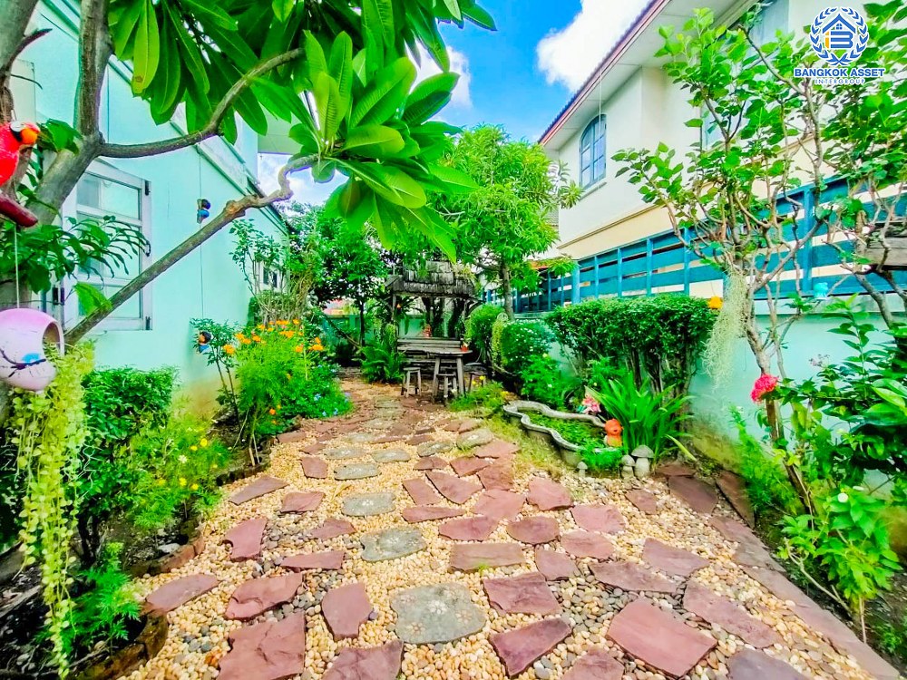 *****บ้านเดี่ยวมือสอง โครงการ ดิเอมเมอรัลด์การ์เด้นท์ แอนด์ สปอร์ตคลับ ราชพฤกษ์ หลังมุม เนื้อที่กว่า 61.70 ตร.ว. ฟังก์ชัน 3 ห้องนอน 2 ห้องน้ำ 1 ที่จอดรถ บรรยากาศเป็นส่วนตัว บนทำเลเชื่อมต่อถนนราชพฤกษ์ ถนนพระราม5 ถนนนครอินทร์ ถนนรัตนาธิเบศร์ ใกล้รถไฟฟ้าสายสีม่วง "สถานีบางรักใหญ่" ใกล้จุดขึ้นทางด่วน "แจ้งวัฒนะ"