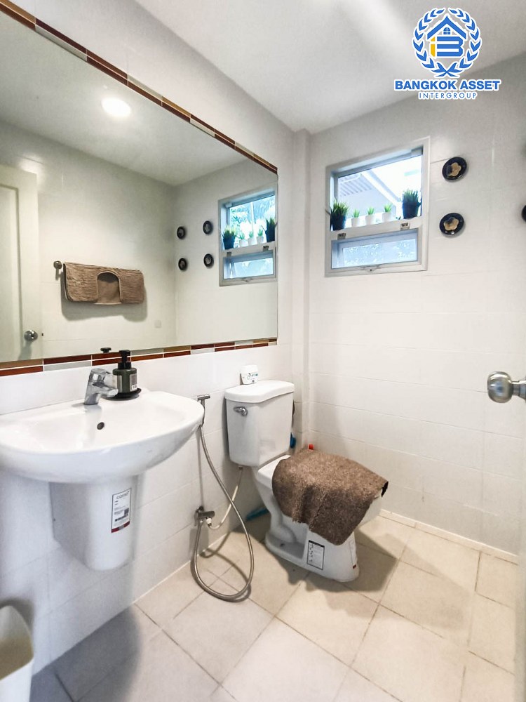 บ้านเดี่ยวมือสอง โครงการ ไลฟ์ บางกอก บูเลอวาร์ด ราชพฤกษ์-รัตนาธิเบศร์ เนื้อที่ 50.30 ตร.ว. ฟังก์ชัน 3 ห้องนอน 3 ห้องน้ำ จอดรถได้ 2 คัน แถมฟรี! เครื่องปรับอากาศ บนทำเลติดถนนราชพฤกษ์ เชื่อมต่อทุกเส้นทาง ใกล้รถไฟฟ้าสายสีม่วง "สถานีท่าอิฐ" และจุดขึ้นทางด่วน "ศรีรัช"