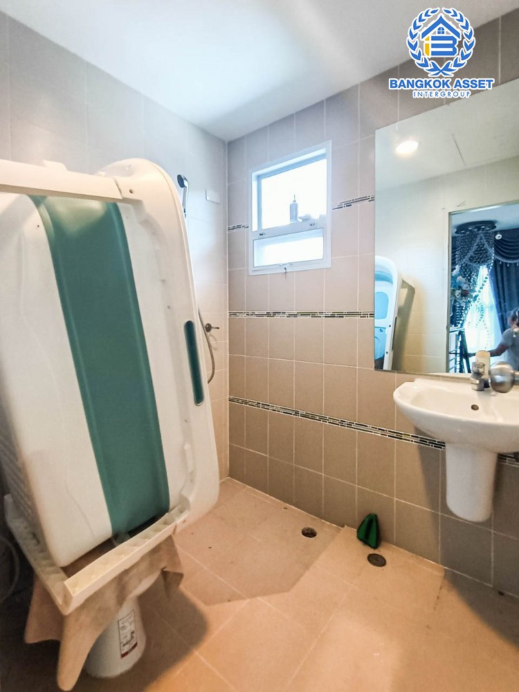 บ้านเดี่ยวมือสอง โครงการ ไลฟ์ บางกอก บูเลอวาร์ด ราชพฤกษ์-รัตนาธิเบศร์ เนื้อที่ 50.30 ตร.ว. ฟังก์ชัน 3 ห้องนอน 3 ห้องน้ำ จอดรถได้ 2 คัน แถมฟรี! เครื่องปรับอากาศ บนทำเลติดถนนราชพฤกษ์ เชื่อมต่อทุกเส้นทาง ใกล้รถไฟฟ้าสายสีม่วง "สถานีท่าอิฐ" และจุดขึ้นทางด่วน "ศรีรัช"