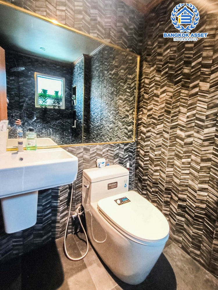 บ้านเดี่ยวมือสอง โครงการ ไลฟ์ บางกอก บูเลอวาร์ด ราชพฤกษ์-รัตนาธิเบศร์ เนื้อที่ 50.30 ตร.ว. ฟังก์ชัน 3 ห้องนอน 3 ห้องน้ำ จอดรถได้ 2 คัน แถมฟรี! เครื่องปรับอากาศ บนทำเลติดถนนราชพฤกษ์ เชื่อมต่อทุกเส้นทาง ใกล้รถไฟฟ้าสายสีม่วง "สถานีท่าอิฐ" และจุดขึ้นทางด่วน "ศรีรัช"