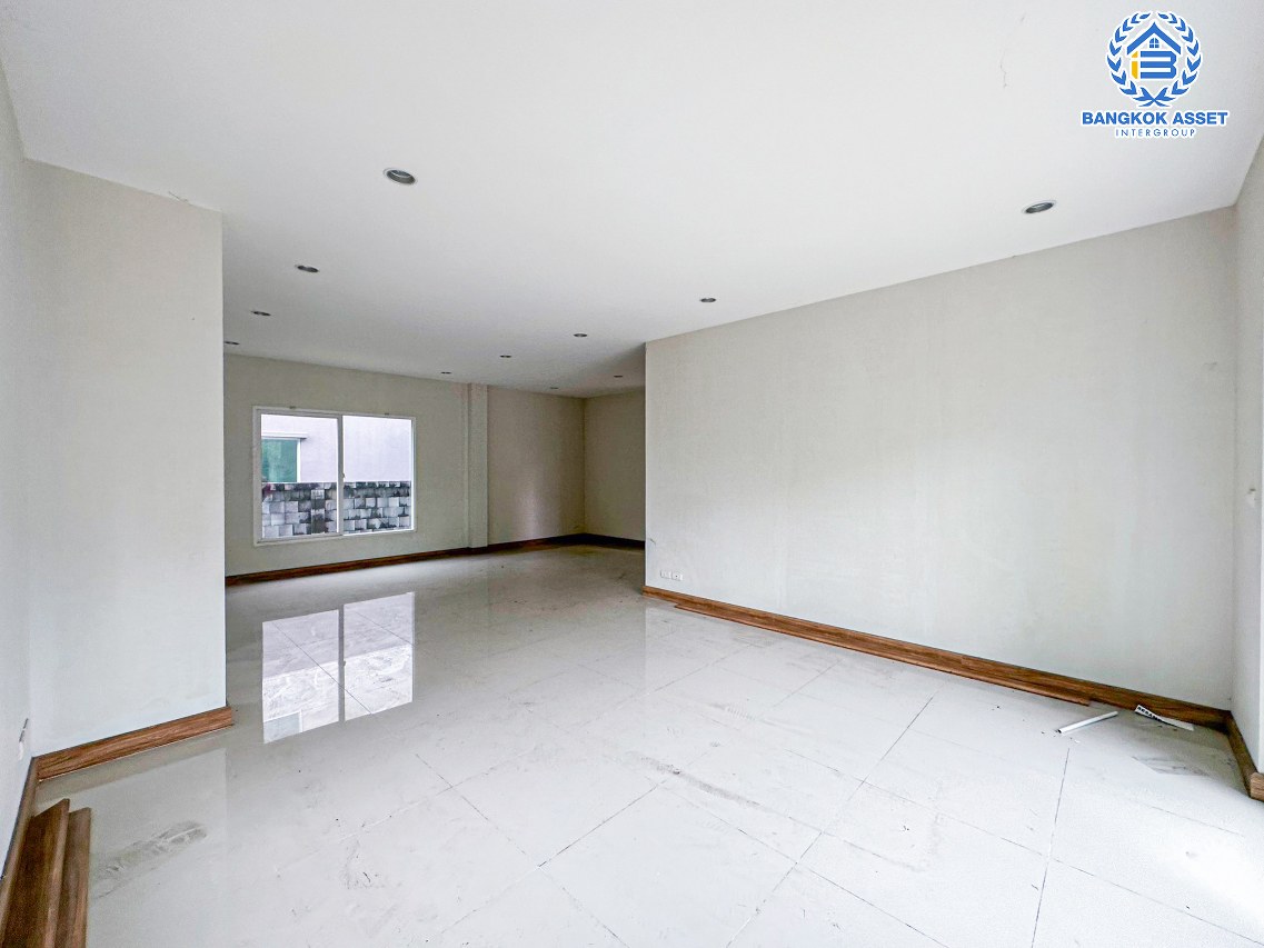 *****บ้านเดี่ยวมือสองกรุงเทพมหานคร โครงการ วรารมย์พรีเมี่ยม วัชรพล-จตุโชติ เนื้อที่กว้างขวางถึง 80.4 ตร.ว. ฟังก์ชัน 4 ห้องนอน 3 ห้องน้ำ 2 ที่จอดรถ บ้านพร้อมอยู่ ไม่เคยเข้าอยู่ บนทำเลแห่งการเดินทาง เชื่อมต่อถนนกาญจนาภิเษก, ถนนรามอินทรา ใกล้จุดขึ้นทางด่วน "จตุโชติ" จองเลย!