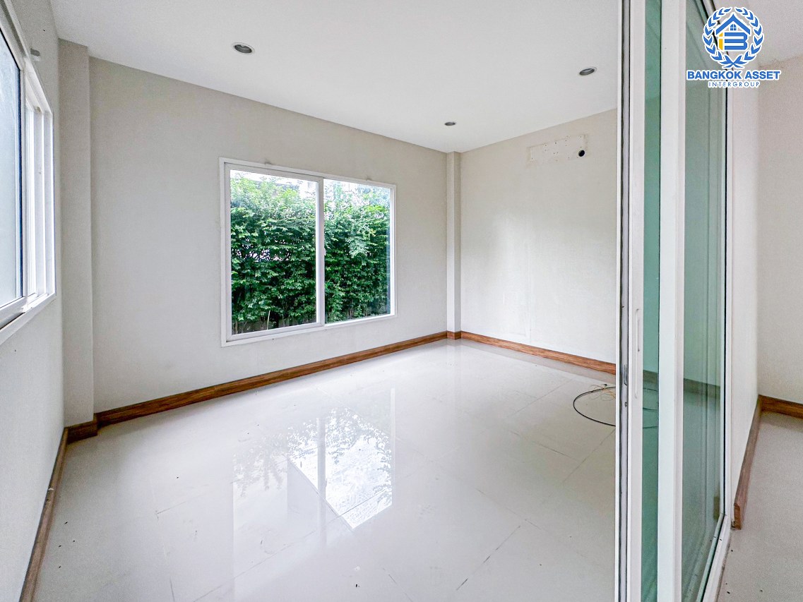 *****บ้านเดี่ยวมือสองกรุงเทพมหานคร โครงการ วรารมย์พรีเมี่ยม วัชรพล-จตุโชติ เนื้อที่กว้างขวางถึง 80.4 ตร.ว. ฟังก์ชัน 4 ห้องนอน 3 ห้องน้ำ 2 ที่จอดรถ บ้านพร้อมอยู่ ไม่เคยเข้าอยู่ บนทำเลแห่งการเดินทาง เชื่อมต่อถนนกาญจนาภิเษก, ถนนรามอินทรา ใกล้จุดขึ้นทางด่วน "จตุโชติ" จองเลย!