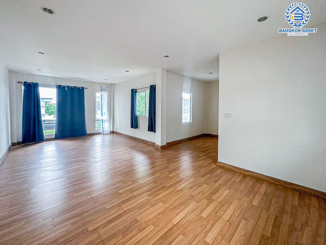 *****บ้านเดี่ยวมือสองกรุงเทพมหานคร โครงการ วรารมย์พรีเมี่ยม วัชรพล-จตุโชติ เนื้อที่กว้างขวางถึง 80.4 ตร.ว. ฟังก์ชัน 4 ห้องนอน 3 ห้องน้ำ 2 ที่จอดรถ บ้านพร้อมอยู่ ไม่เคยเข้าอยู่ บนทำเลแห่งการเดินทาง เชื่อมต่อถนนกาญจนาภิเษก, ถนนรามอินทรา ใกล้จุดขึ้นทางด่วน "จตุโชติ" จองเลย!