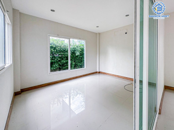 *****บ้านเดี่ยวมือสองกรุงเทพมหานคร โครงการ วรารมย์พรีเมี่ยม วัชรพล-จตุโชติ เนื้อที่กว้างขวางถึง 80.4 ตร.ว. ฟังก์ชัน 4 ห้องนอน 3 ห้องน้ำ 2 ที่จอดรถ บ้านพร้อมอยู่ ไม่เคยเข้าอยู่ บนทำเลแห่งการเดินทาง เชื่อมต่อถนนกาญจนาภิเษก, ถนนรามอินทรา ใกล้จุดขึ้นทางด่วน "จตุโชติ" จองเลย!