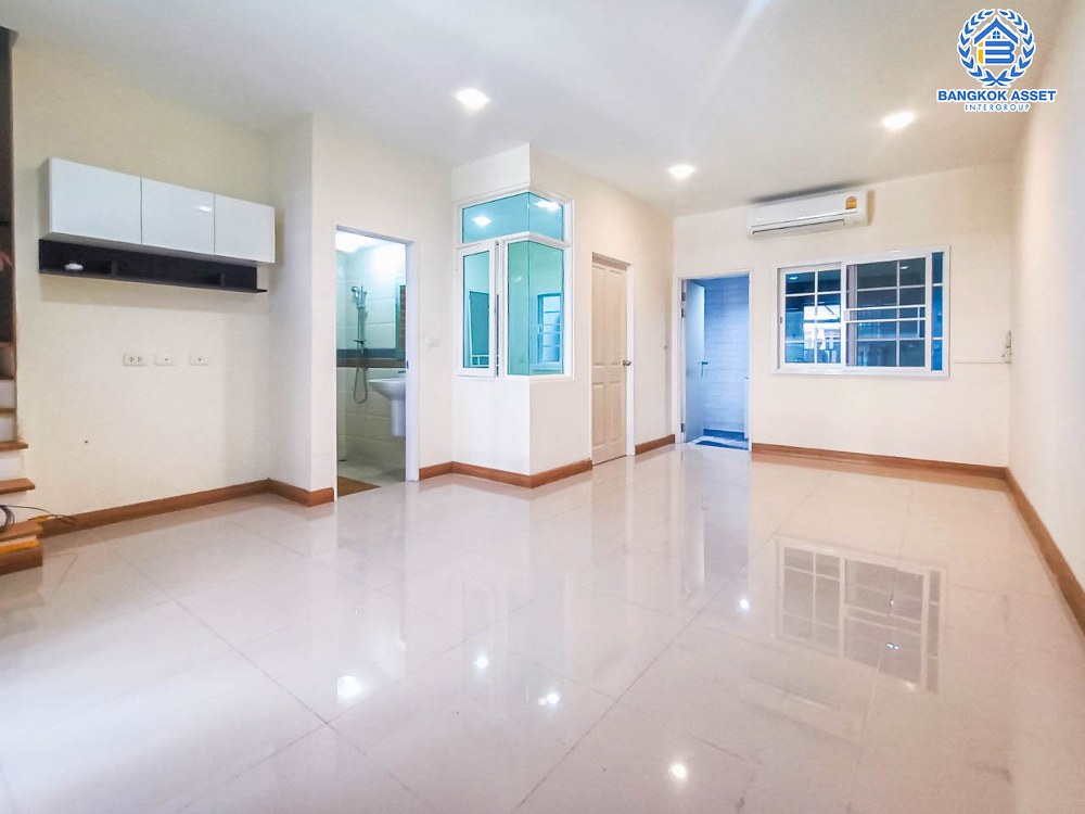 ทาวน์เฮ้าส์มือสอง โครงการ โกลเด้นซิตี้ ปิ่นเกล้า-จรัญสนิทวงศ์ บนเนื้อที่ 22.40 ตร.ว. ฟังก์ชัน 4 ห้องนอน 3 ห้องน้ำ 2 ที่จอดรถ บ้านสภาพสวย ใกล้เมืองเดินทางสะดวก เชื่อมต่อถนนบางกรวย-ไทรน้อย ถนนเทอดพระเกียรติ ถนนนครอินทร์ ใกล้รถไฟฟ้าสายสีแดง "สถานีบางบำหรุ" จุดขึ้นทางด่วน "ศรีรัช"...