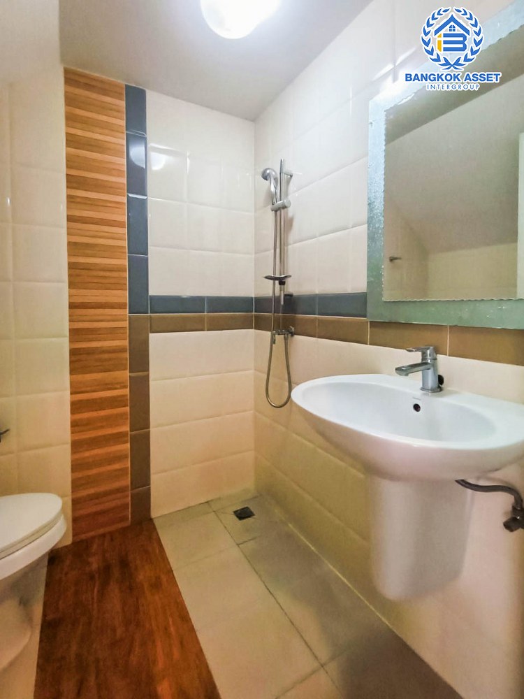 ทาวน์เฮ้าส์มือสอง โครงการ โกลเด้นซิตี้ ปิ่นเกล้า-จรัญสนิทวงศ์ บนเนื้อที่ 22.40 ตร.ว. ฟังก์ชัน 4 ห้องนอน 3 ห้องน้ำ 2 ที่จอดรถ บ้านสภาพสวย ใกล้เมืองเดินทางสะดวก เชื่อมต่อถนนบางกรวย-ไทรน้อย ถนนเทอดพระเกียรติ ถนนนครอินทร์ ใกล้รถไฟฟ้าสายสีแดง "สถานีบางบำหรุ" จุดขึ้นทางด่วน "ศรีรัช"...