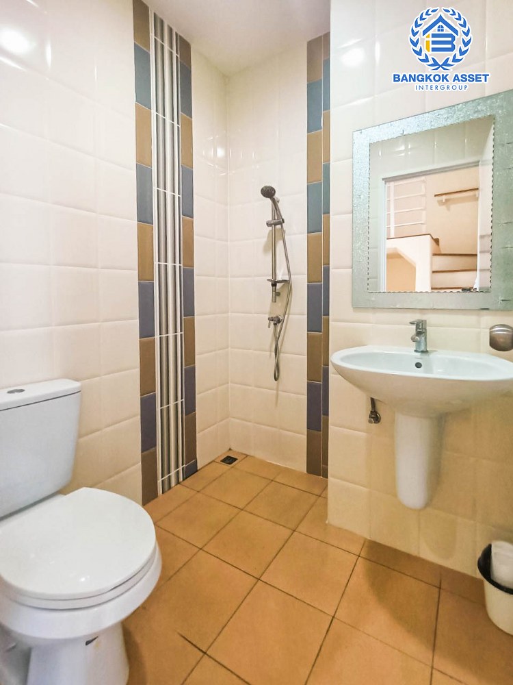 ทาวน์เฮ้าส์มือสอง โครงการ โกลเด้นซิตี้ ปิ่นเกล้า-จรัญสนิทวงศ์ บนเนื้อที่ 22.40 ตร.ว. ฟังก์ชัน 4 ห้องนอน 3 ห้องน้ำ 2 ที่จอดรถ บ้านสภาพสวย ใกล้เมืองเดินทางสะดวก เชื่อมต่อถนนบางกรวย-ไทรน้อย ถนนเทอดพระเกียรติ ถนนนครอินทร์ ใกล้รถไฟฟ้าสายสีแดง "สถานีบางบำหรุ" จุดขึ้นทางด่วน "ศรีรัช"...