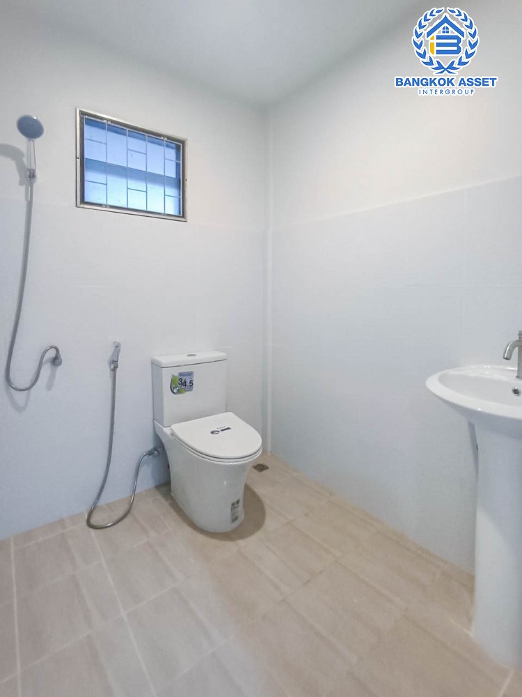 บ้านเดี่ยวมือสอง โครงการ พระปิ่น7 พหลโยธิน เนื้อที่กว้าง 53.90 ตร.ว. ฟังก์ชัน 3 ห้องนอน 2 ห้องน้ำ 2 ที่จอดรถ บ้านสวยเหมือนใหม่ พื้นที่กว้างขวาง บนทำเลเดินทางสะดวก เชื่อมต่อถนนคลองหลวง ถนนเลียบคลอง2 ถนนรังสิต-นครนายก ใกล้ฟิวเจอร์พาร์ค รังสิต และจุดขึ้นทางด่วน "อุตราภิมุข"