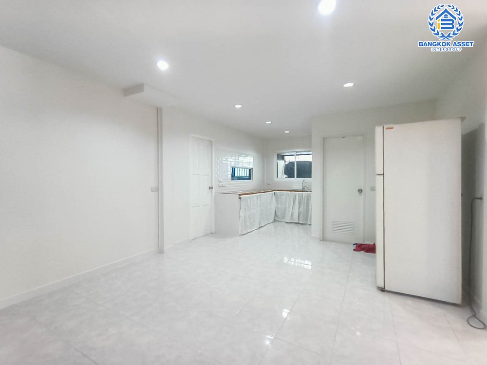 บ้านเดี่ยวมือสอง โครงการ พระปิ่น7 พหลโยธิน เนื้อที่กว้าง 53.90 ตร.ว. ฟังก์ชัน 3 ห้องนอน 2 ห้องน้ำ 2 ที่จอดรถ บ้านสวยเหมือนใหม่ พื้นที่กว้างขวาง บนทำเลเดินทางสะดวก เชื่อมต่อถนนคลองหลวง ถนนเลียบคลอง2 ถนนรังสิต-นครนายก ใกล้ฟิวเจอร์พาร์ค รังสิต และจุดขึ้นทางด่วน "อุตราภิมุข"