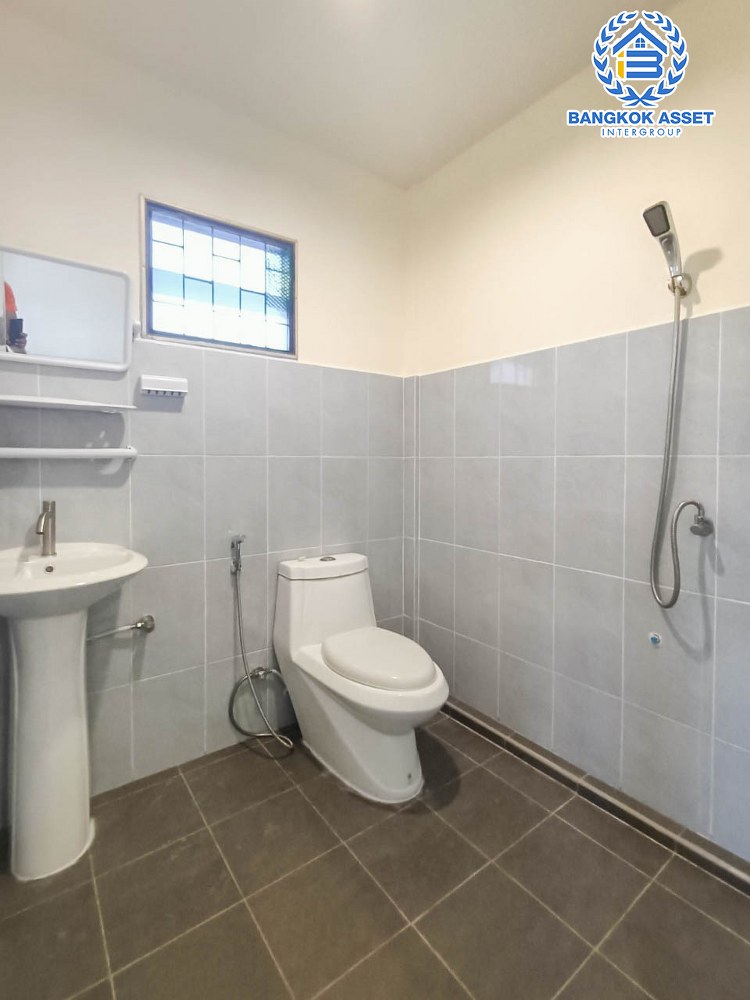 บ้านเดี่ยวมือสอง โครงการ พระปิ่น7 พหลโยธิน เนื้อที่กว้าง 53.90 ตร.ว. ฟังก์ชัน 3 ห้องนอน 2 ห้องน้ำ 2 ที่จอดรถ บ้านสวยเหมือนใหม่ พื้นที่กว้างขวาง บนทำเลเดินทางสะดวก เชื่อมต่อถนนคลองหลวง ถนนเลียบคลอง2 ถนนรังสิต-นครนายก ใกล้ฟิวเจอร์พาร์ค รังสิต และจุดขึ้นทางด่วน "อุตราภิมุข"