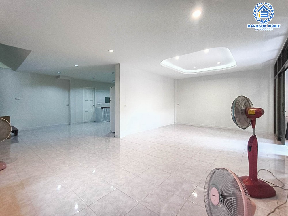 บ้านเดี่ยวมือสอง โครงการ พระปิ่น7 พหลโยธิน เนื้อที่กว้าง 53.90 ตร.ว. ฟังก์ชัน 3 ห้องนอน 2 ห้องน้ำ 2 ที่จอดรถ บ้านสวยเหมือนใหม่ พื้นที่กว้างขวาง บนทำเลเดินทางสะดวก เชื่อมต่อถนนคลองหลวง ถนนเลียบคลอง2 ถนนรังสิต-นครนายก ใกล้ฟิวเจอร์พาร์ค รังสิต และจุดขึ้นทางด่วน "อุตราภิมุข"