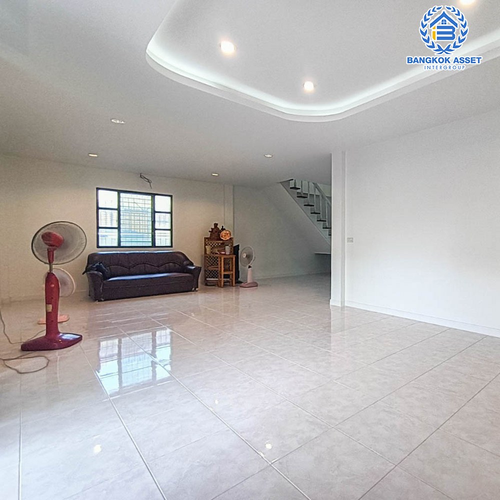 บ้านเดี่ยวมือสอง โครงการ พระปิ่น7 พหลโยธิน เนื้อที่กว้าง 53.90 ตร.ว. ฟังก์ชัน 3 ห้องนอน 2 ห้องน้ำ 2 ที่จอดรถ บ้านสวยเหมือนใหม่ พื้นที่กว้างขวาง บนทำเลเดินทางสะดวก เชื่อมต่อถนนคลองหลวง ถนนเลียบคลอง2 ถนนรังสิต-นครนายก ใกล้ฟิวเจอร์พาร์ค รังสิต และจุดขึ้นทางด่วน "อุตราภิมุข"