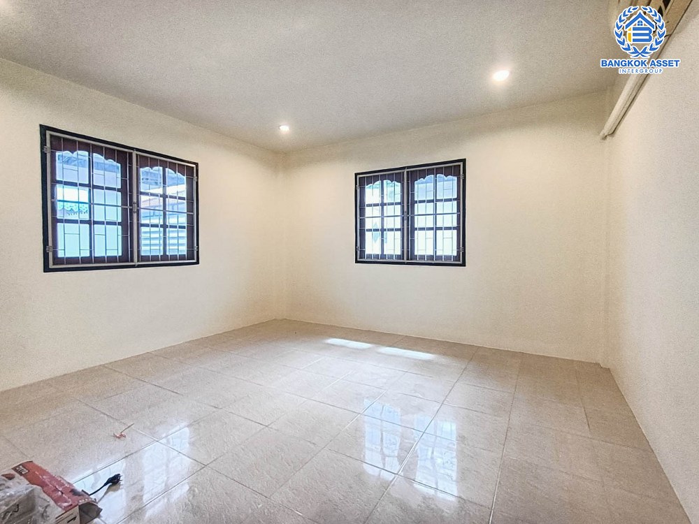 บ้านเดี่ยวมือสอง โครงการ พระปิ่น7 พหลโยธิน เนื้อที่กว้าง 53.90 ตร.ว. ฟังก์ชัน 3 ห้องนอน 2 ห้องน้ำ 2 ที่จอดรถ บ้านสวยเหมือนใหม่ พื้นที่กว้างขวาง บนทำเลเดินทางสะดวก เชื่อมต่อถนนคลองหลวง ถนนเลียบคลอง2 ถนนรังสิต-นครนายก ใกล้ฟิวเจอร์พาร์ค รังสิต และจุดขึ้นทางด่วน "อุตราภิมุข"