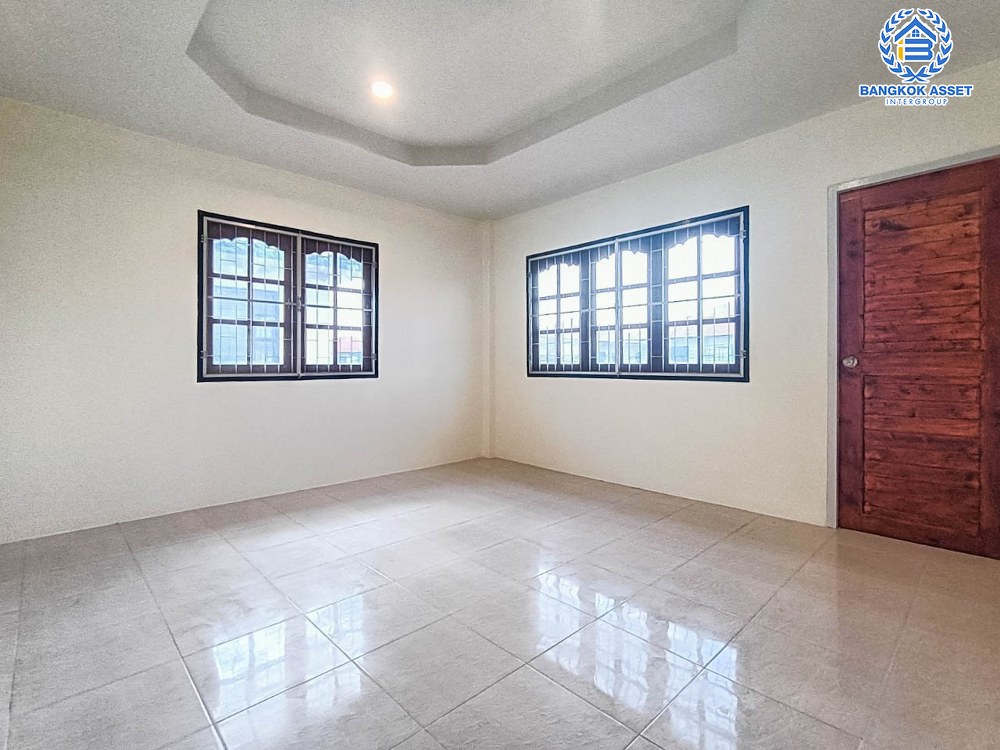 บ้านเดี่ยวมือสอง โครงการ พระปิ่น7 พหลโยธิน เนื้อที่กว้าง 53.90 ตร.ว. ฟังก์ชัน 3 ห้องนอน 2 ห้องน้ำ 2 ที่จอดรถ บ้านสวยเหมือนใหม่ พื้นที่กว้างขวาง บนทำเลเดินทางสะดวก เชื่อมต่อถนนคลองหลวง ถนนเลียบคลอง2 ถนนรังสิต-นครนายก ใกล้ฟิวเจอร์พาร์ค รังสิต และจุดขึ้นทางด่วน "อุตราภิมุข"