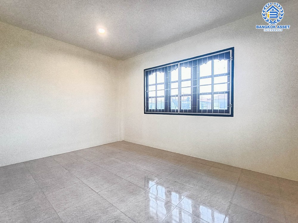 บ้านเดี่ยวมือสอง โครงการ พระปิ่น7 พหลโยธิน เนื้อที่กว้าง 53.90 ตร.ว. ฟังก์ชัน 3 ห้องนอน 2 ห้องน้ำ 2 ที่จอดรถ บ้านสวยเหมือนใหม่ พื้นที่กว้างขวาง บนทำเลเดินทางสะดวก เชื่อมต่อถนนคลองหลวง ถนนเลียบคลอง2 ถนนรังสิต-นครนายก ใกล้ฟิวเจอร์พาร์ค รังสิต และจุดขึ้นทางด่วน "อุตราภิมุข"