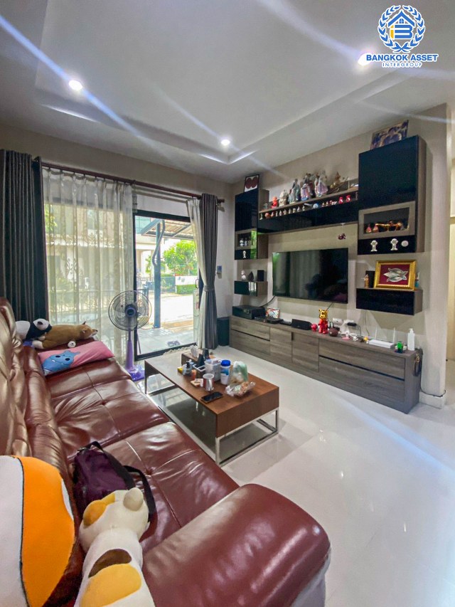 *****บ้านเดี่ยวมือสองนนทบุรี โครงการ ธนาวิลเลจ2 กาญจนาภิเษก หลังมุม! เนื้อที่กว้าง 52.2 ตร.ว. ฟังก์ชัน 4 ห้องนอน 3 ห้องน้ำ 2 ที่จอดรถ บ้านสภาพเยี่ยม บนทำเลแห่งการเดินทาง เชื่อมต่อถนนกาญจนาภิเษก, ถนนรัตนาธิเบศร์ ใกล้รถไฟฟ้าสายสีม่วง "สถานีตลาดบางใหญ่" จองเลย!