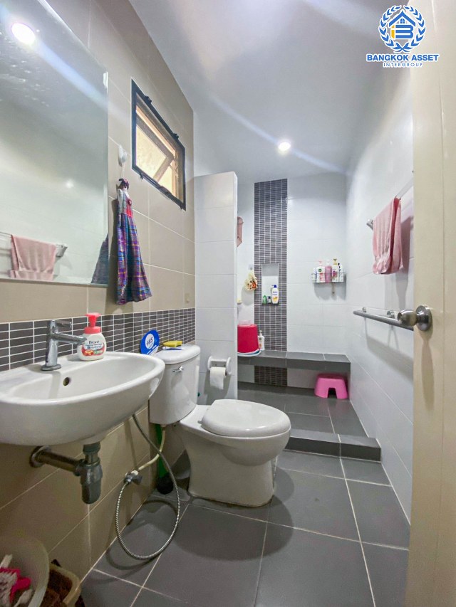 *****บ้านเดี่ยวมือสองนนทบุรี โครงการ ธนาวิลเลจ2 กาญจนาภิเษก หลังมุม! เนื้อที่กว้าง 52.2 ตร.ว. ฟังก์ชัน 4 ห้องนอน 3 ห้องน้ำ 2 ที่จอดรถ บ้านสภาพเยี่ยม บนทำเลแห่งการเดินทาง เชื่อมต่อถนนกาญจนาภิเษก, ถนนรัตนาธิเบศร์ ใกล้รถไฟฟ้าสายสีม่วง "สถานีตลาดบางใหญ่" จองเลย!