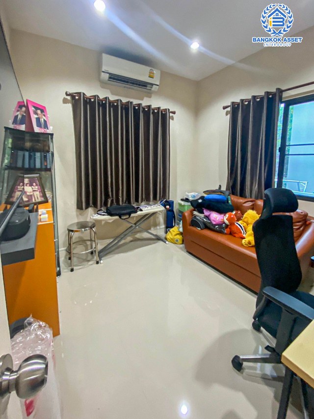 *****บ้านเดี่ยวมือสองนนทบุรี โครงการ ธนาวิลเลจ2 กาญจนาภิเษก หลังมุม! เนื้อที่กว้าง 52.2 ตร.ว. ฟังก์ชัน 4 ห้องนอน 3 ห้องน้ำ 2 ที่จอดรถ บ้านสภาพเยี่ยม บนทำเลแห่งการเดินทาง เชื่อมต่อถนนกาญจนาภิเษก, ถนนรัตนาธิเบศร์ ใกล้รถไฟฟ้าสายสีม่วง "สถานีตลาดบางใหญ่" จองเลย!