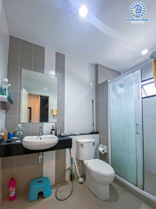 *****บ้านเดี่ยวมือสองนนทบุรี โครงการ ธนาวิลเลจ2 กาญจนาภิเษก หลังมุม! เนื้อที่กว้าง 52.2 ตร.ว. ฟังก์ชัน 4 ห้องนอน 3 ห้องน้ำ 2 ที่จอดรถ บ้านสภาพเยี่ยม บนทำเลแห่งการเดินทาง เชื่อมต่อถนนกาญจนาภิเษก, ถนนรัตนาธิเบศร์ ใกล้รถไฟฟ้าสายสีม่วง "สถานีตลาดบางใหญ่" จองเลย!