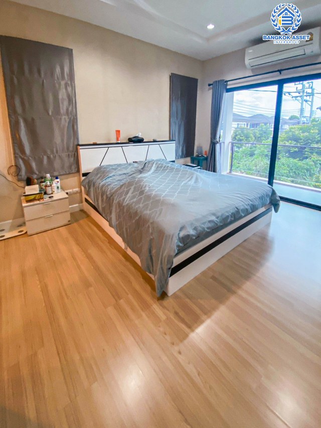 *****บ้านเดี่ยวมือสองนนทบุรี โครงการ ธนาวิลเลจ2 กาญจนาภิเษก หลังมุม! เนื้อที่กว้าง 52.2 ตร.ว. ฟังก์ชัน 4 ห้องนอน 3 ห้องน้ำ 2 ที่จอดรถ บ้านสภาพเยี่ยม บนทำเลแห่งการเดินทาง เชื่อมต่อถนนกาญจนาภิเษก, ถนนรัตนาธิเบศร์ ใกล้รถไฟฟ้าสายสีม่วง "สถานีตลาดบางใหญ่" จองเลย!