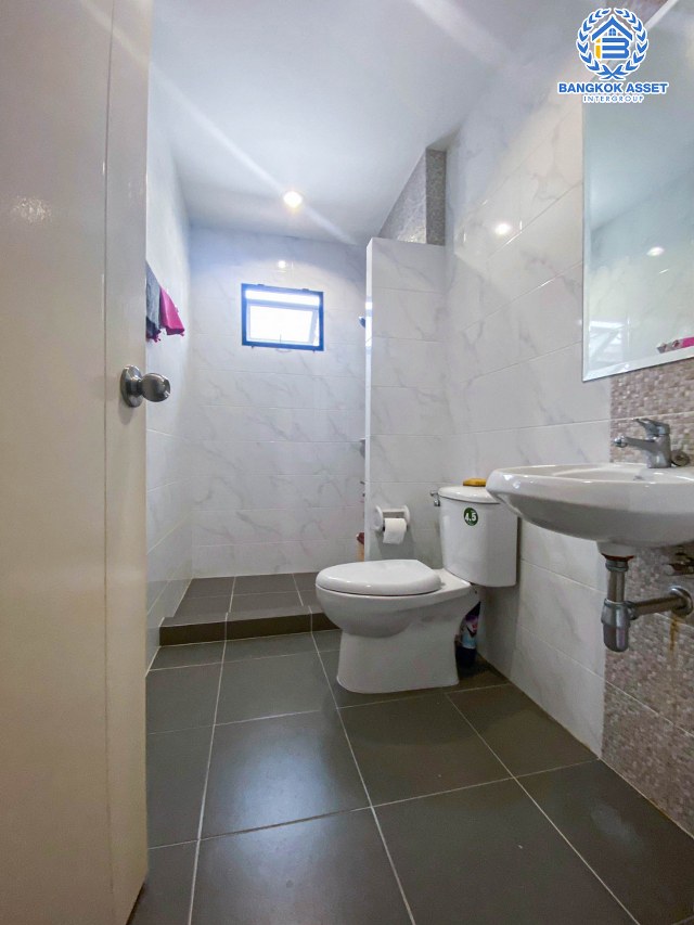 *****บ้านเดี่ยวมือสองนนทบุรี โครงการ ธนาวิลเลจ2 กาญจนาภิเษก หลังมุม! เนื้อที่กว้าง 52.2 ตร.ว. ฟังก์ชัน 4 ห้องนอน 3 ห้องน้ำ 2 ที่จอดรถ บ้านสภาพเยี่ยม บนทำเลแห่งการเดินทาง เชื่อมต่อถนนกาญจนาภิเษก, ถนนรัตนาธิเบศร์ ใกล้รถไฟฟ้าสายสีม่วง "สถานีตลาดบางใหญ่" จองเลย!