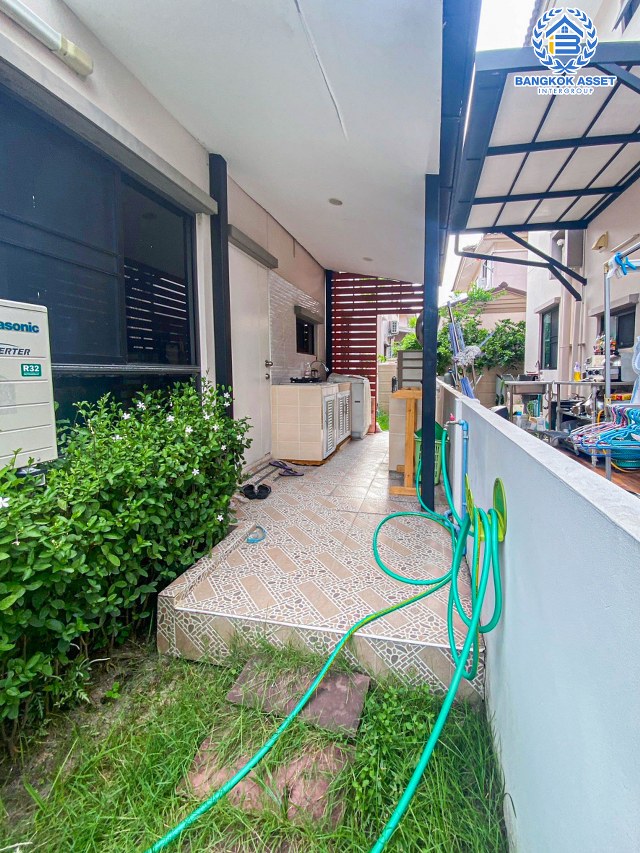 *****บ้านเดี่ยวมือสองนนทบุรี โครงการ ธนาวิลเลจ2 กาญจนาภิเษก หลังมุม! เนื้อที่กว้าง 52.2 ตร.ว. ฟังก์ชัน 4 ห้องนอน 3 ห้องน้ำ 2 ที่จอดรถ บ้านสภาพเยี่ยม บนทำเลแห่งการเดินทาง เชื่อมต่อถนนกาญจนาภิเษก, ถนนรัตนาธิเบศร์ ใกล้รถไฟฟ้าสายสีม่วง "สถานีตลาดบางใหญ่" จองเลย!